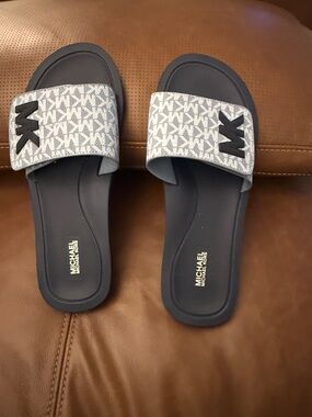 SIZE 10M MICHAEL KORS SLID SIGNATURE SANDALS. Brand New